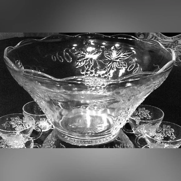 EVC 1960’s Anchor Hocking Grape Design Punch Bowl Set 10 cups 13 hooks 2 ladles - Picture 3 of 7